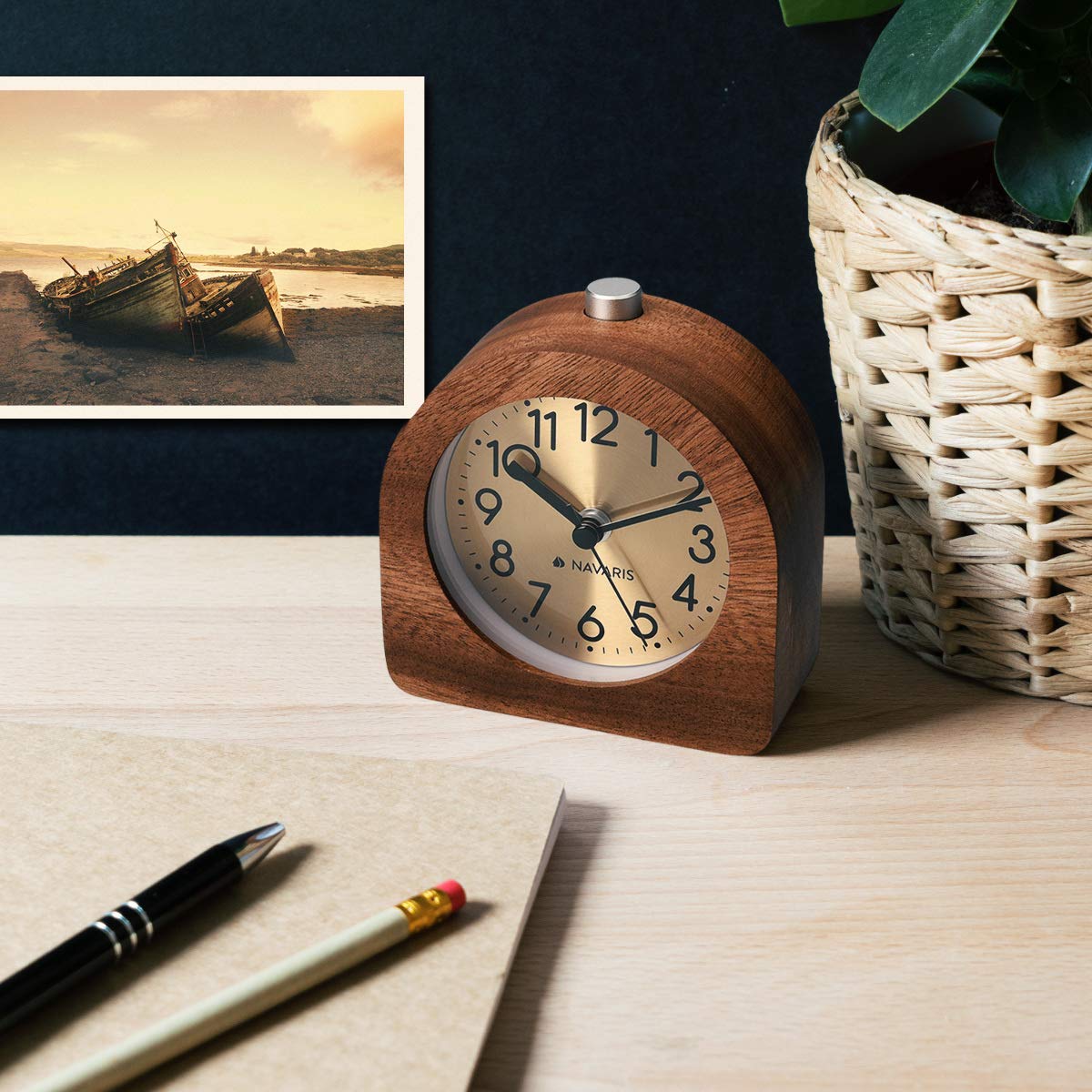 navaris-holzwecker-analog-dunkelbraun-lautlos-mit-snooze-licht image 5