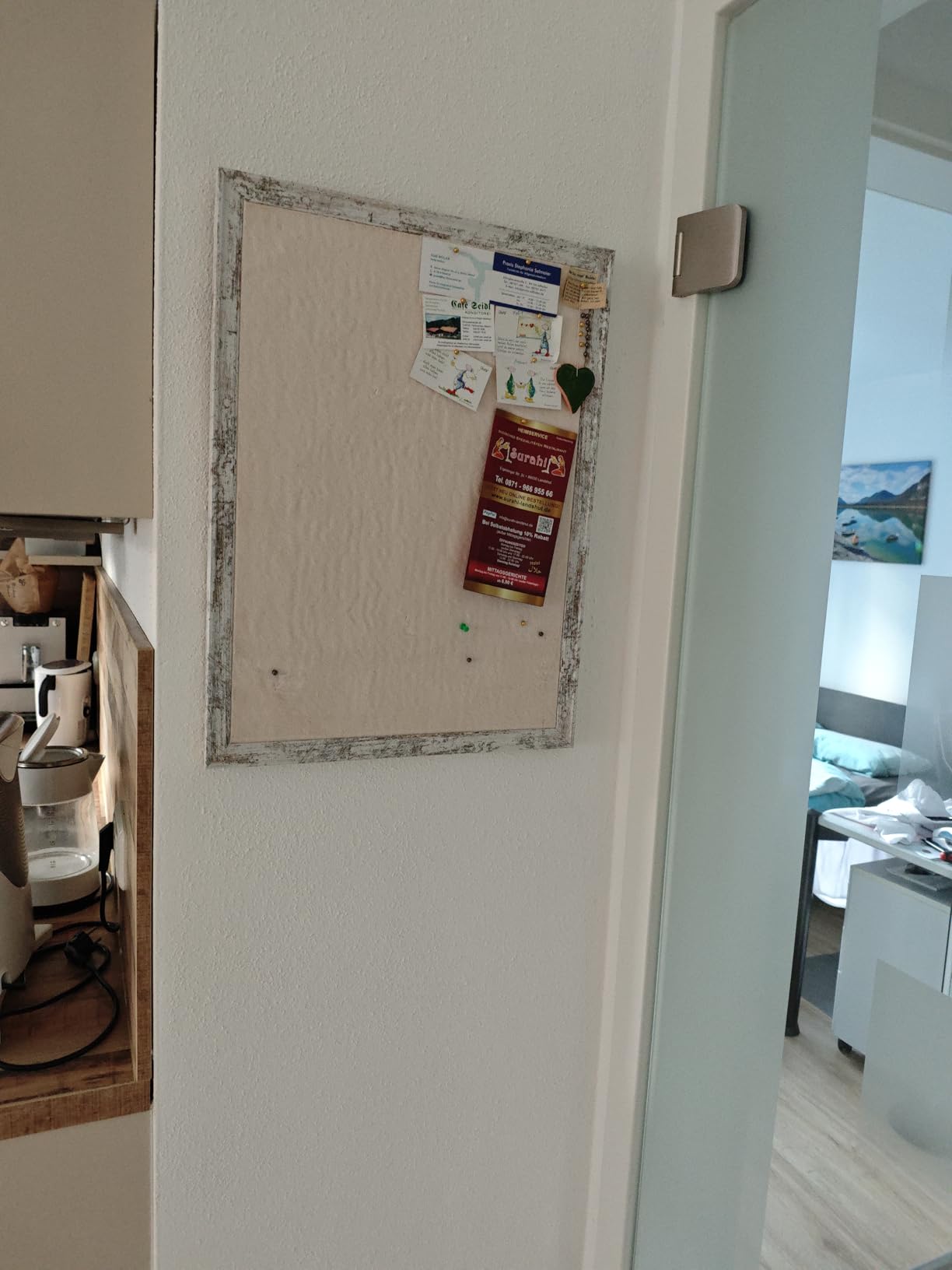 Hübsch an der Wand