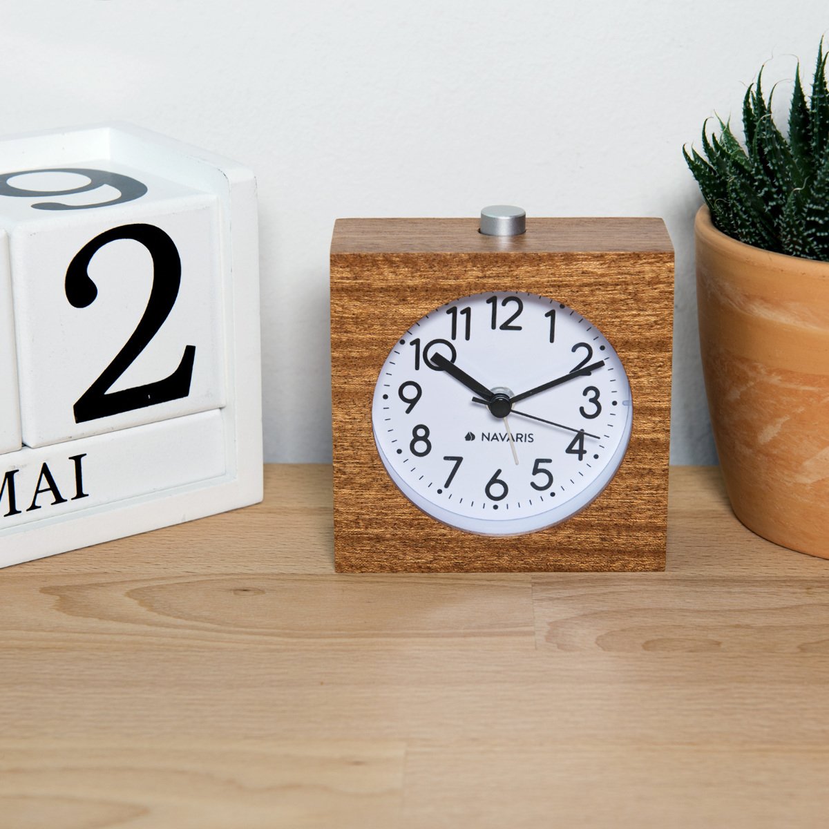 navaris-living-holzwecker-analog-dunkelbraun-snooze-licht image 5