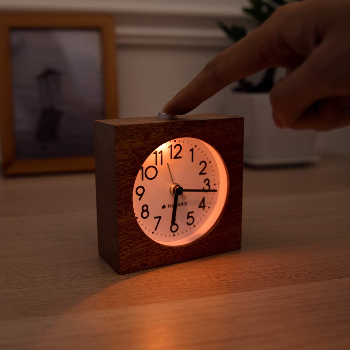 navaris-living-holzwecker-analog-dunkelbraun-snooze-licht image 2