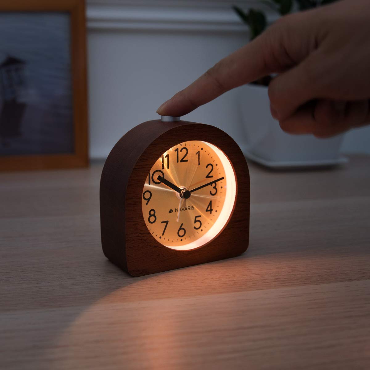 navaris-holzwecker-analog-dunkelbraun-lautlos-mit-snooze-licht image 2