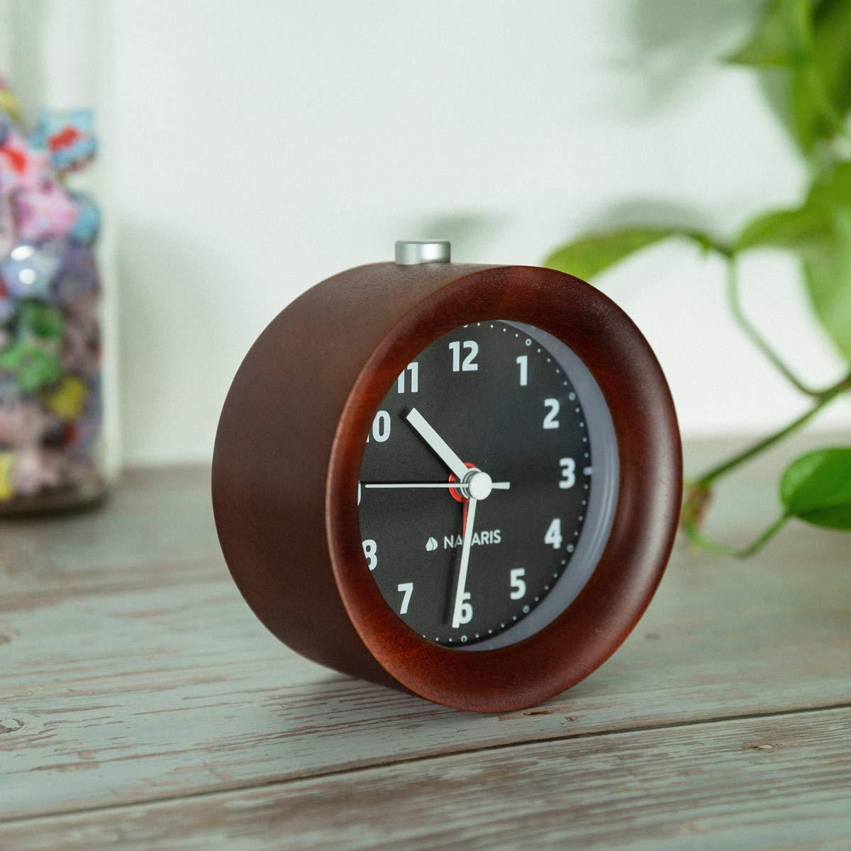 navaris-living-analog-holz-wecker-tischuhr-dunkelbraun-ohne-ticken image 2