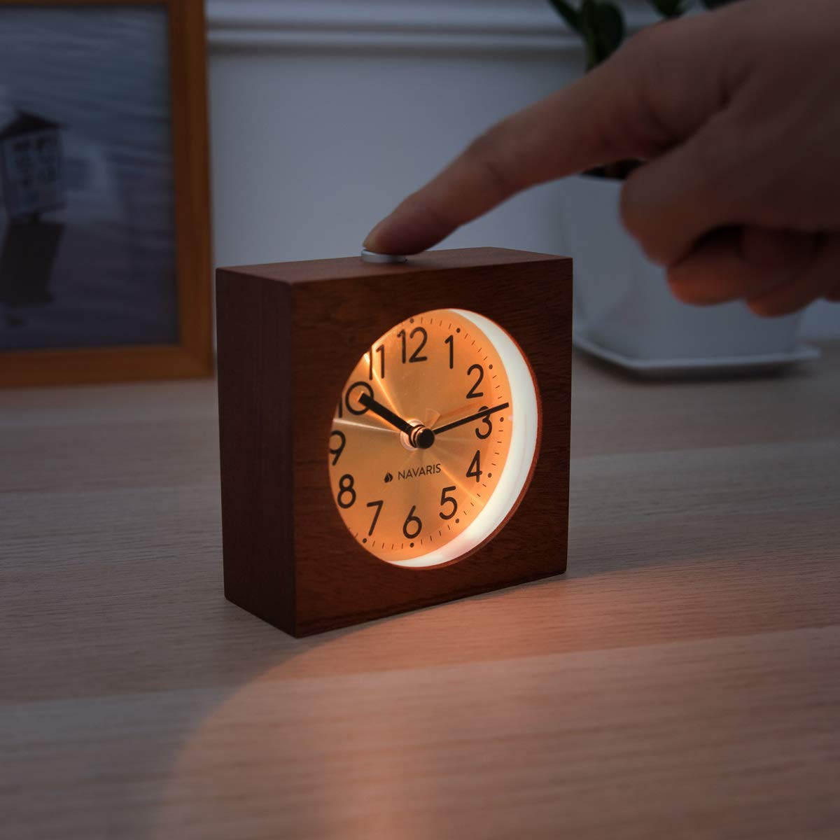 navaris-living-holzwecker-analog-dunkelbraun-mit-licht-snooze image 2
