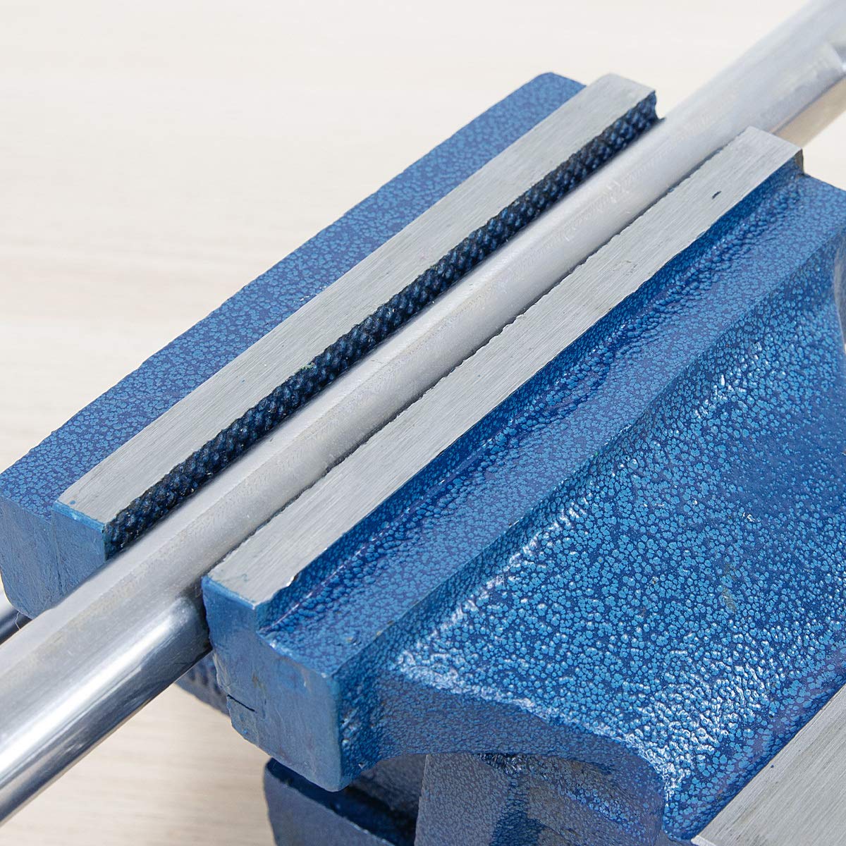 navaris-hardware-schraubstock-150mm-gusseisen-2000kg-amboss image 3