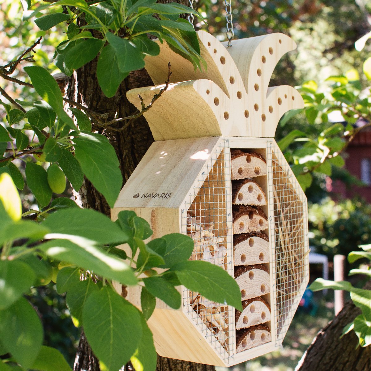 navaris-garden-insektenhotel-ananas-holz-21-5x32x8cm image 8