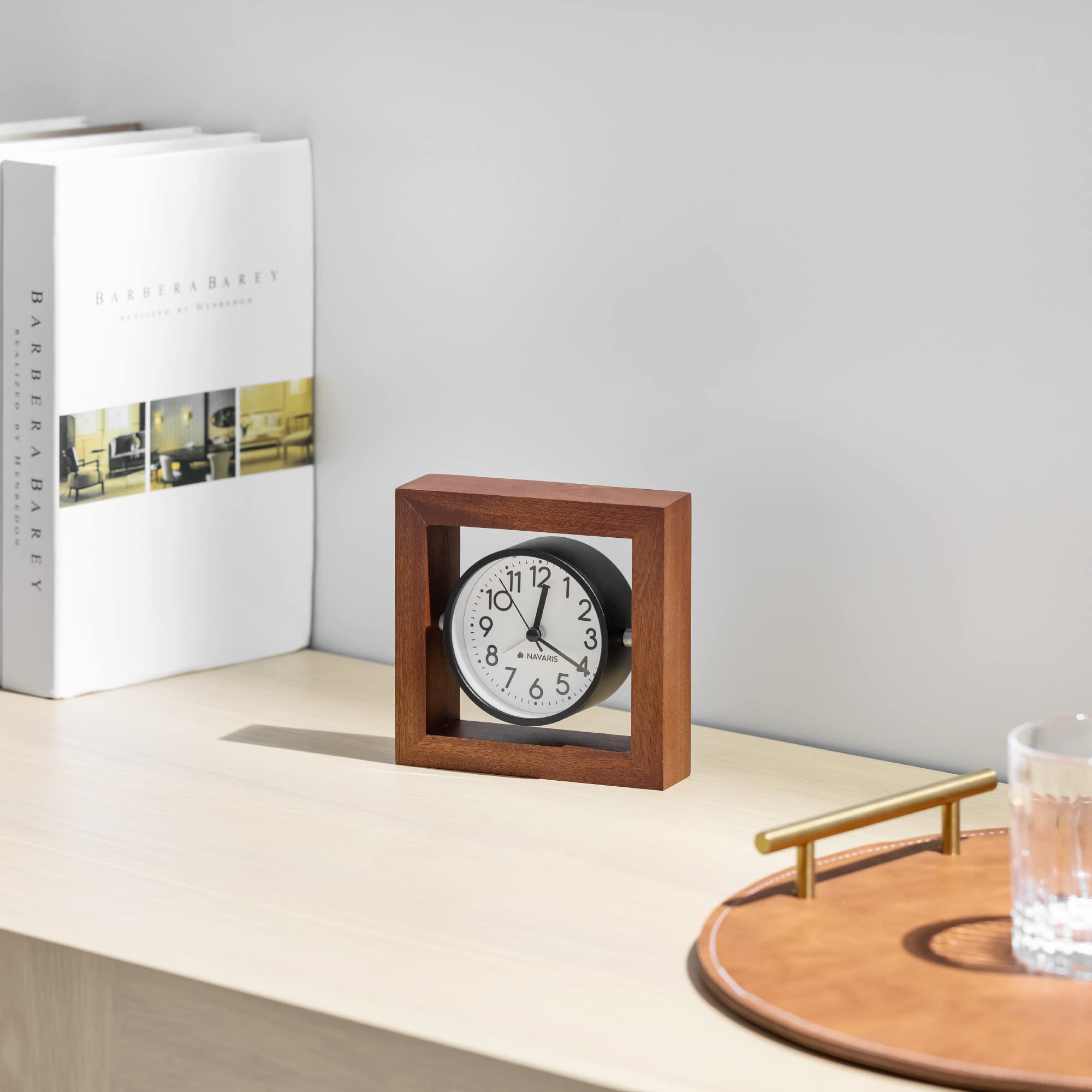 navaris-living-tischuhr-holz-analog-dunkelbraun-lautlos-13cm image 3